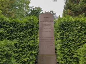 Grób Hansa Christiana Andersena - ciekawe miejsca w Kopenhadze za darmo - Ja mówię TO