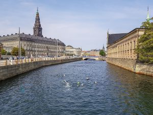 Zawody pływackie w kanale w Kopenhadze co zobaczyć w Kopehhadze - Ja mówię TO